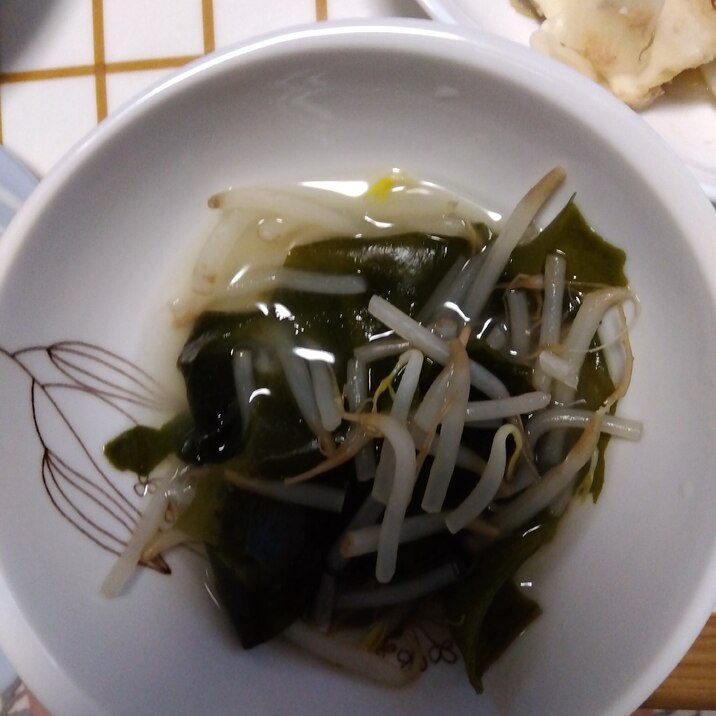 もやしとワカメの味噌汁